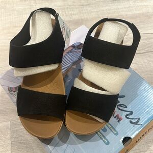NWB Sketchers Luxe Foam Black Wedges Size 9